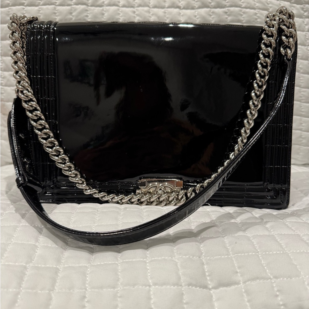 CHANEL black patent boy bag with silver hardware . - Picture 5 of 15